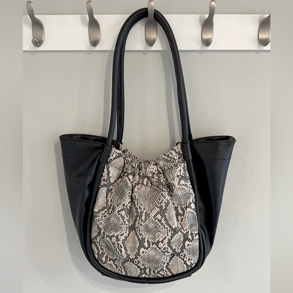 Giselle Paris, Women’s, Carry All, Tote Bag. - Picture 2 of 8